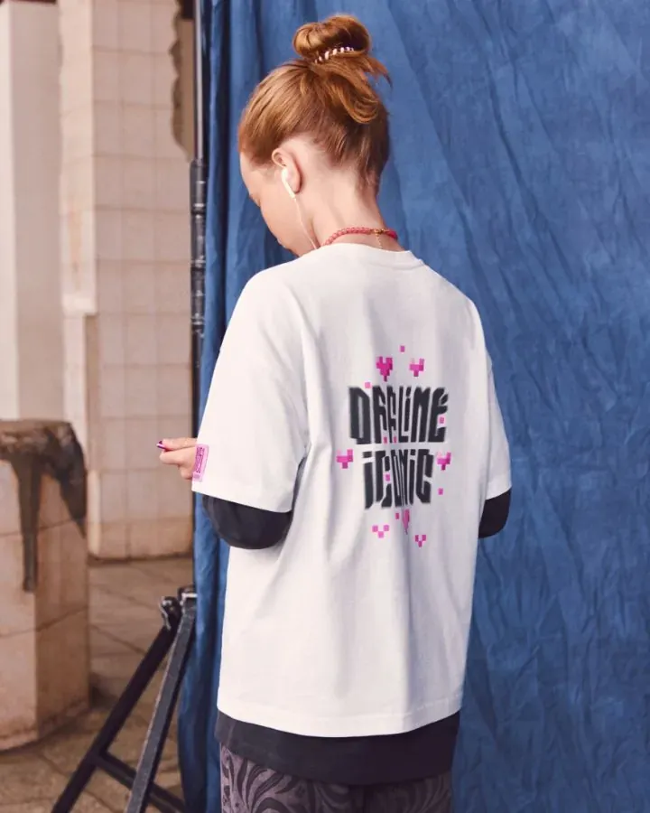 Белая футболка с надписью DARLING ICONIC на спине — Futurino Fashion × Дмитрий Ламонов